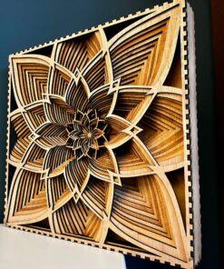 Houten 14-laagse mandala wanddecoratie met een hypnotiserend geometrisch patroon, handgemaakt en lasergesneden.