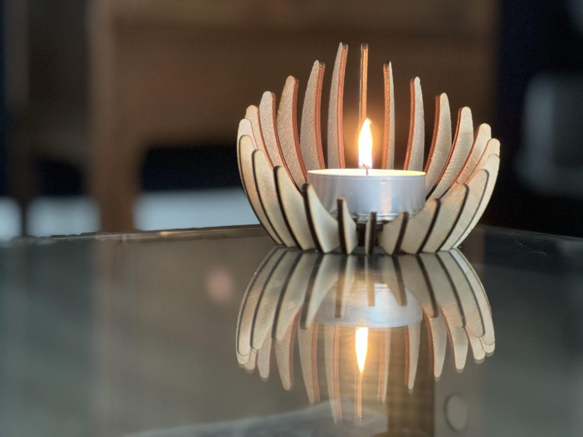 Lage houten kaarsenhouder, bloemvormig en handgemaakt