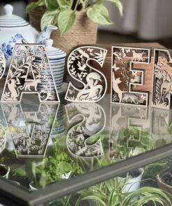 Een afbeelding van botanische houten letters, met kleurrijke planten en dierenmotieven, perfect om je huis op te fleuren.