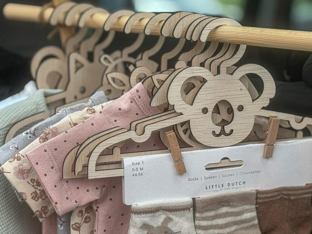 Houten kraamcadeau: babykledinghangers met diermotief van MyCreatief