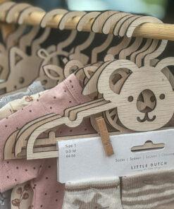Groepsfoto van 15 handgemaakte houten babykledinghangers in dierenvormen met schattige babykleding – perfect kraamcadeau en babykamer decoratie