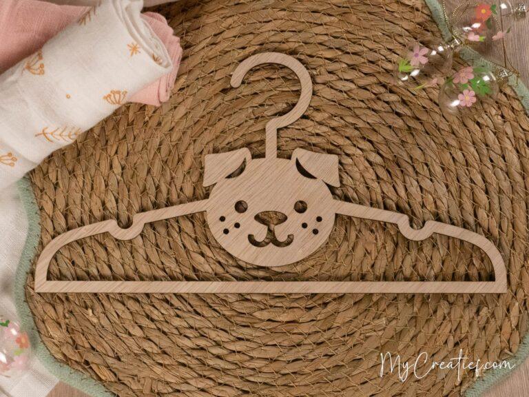 Mylene's handen plaatsen een handgemaakt houten decoratiestuk op een plank in haar atelier, met focus op de natuurlijke uitstraling van de houten woondecoratie.