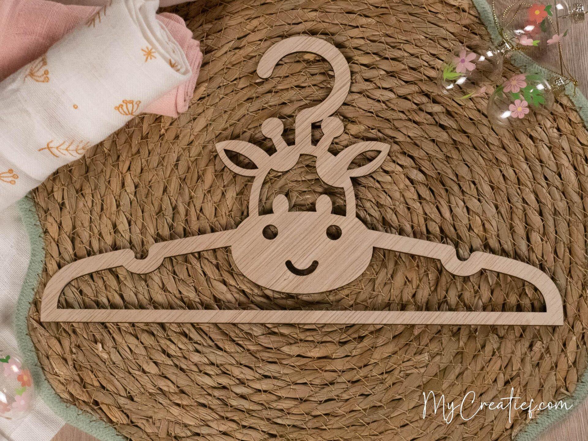 Giraf, Houten babykledinghanger