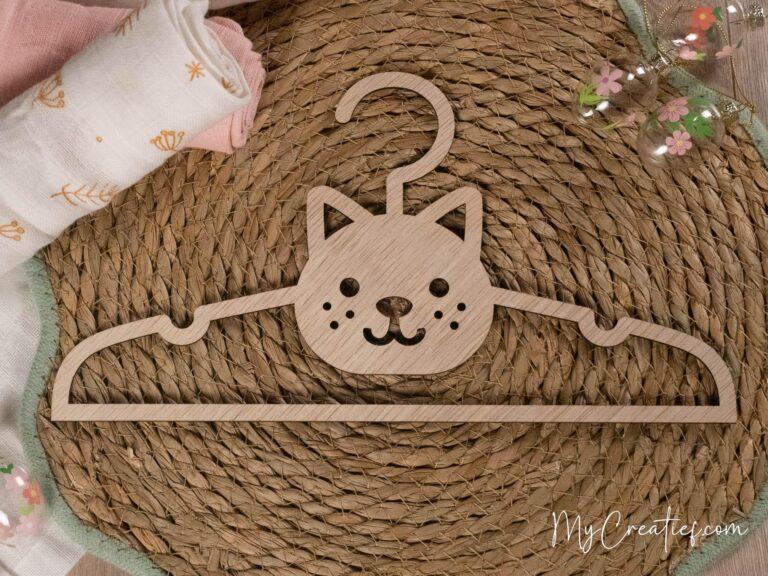 Poes, Houten babykledinghanger