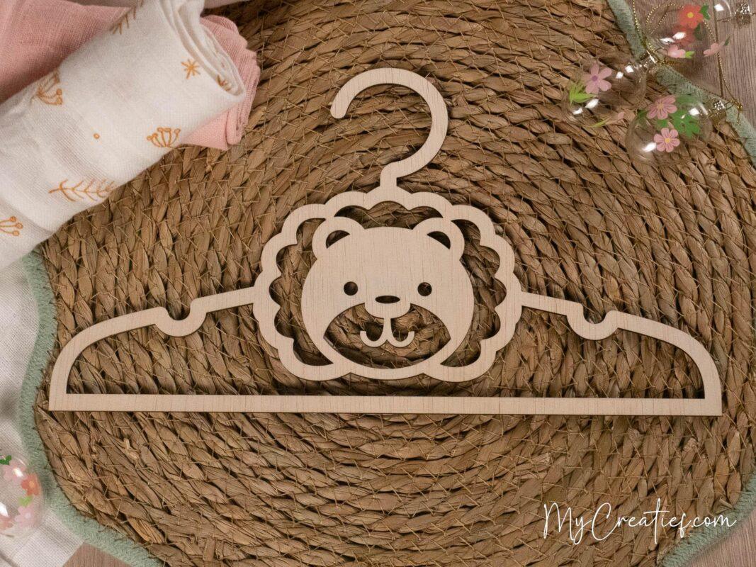 Leeuw, Houten babykledinghanger