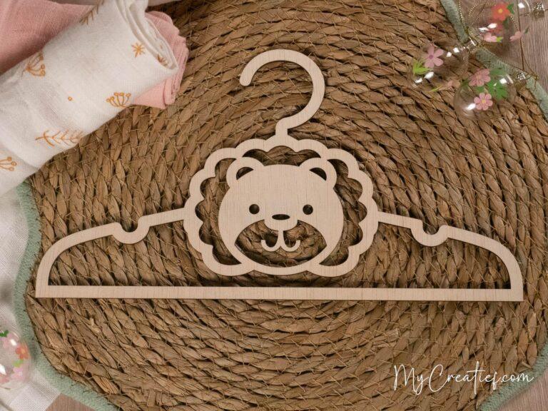 Leeuw, Houten babykledinghanger