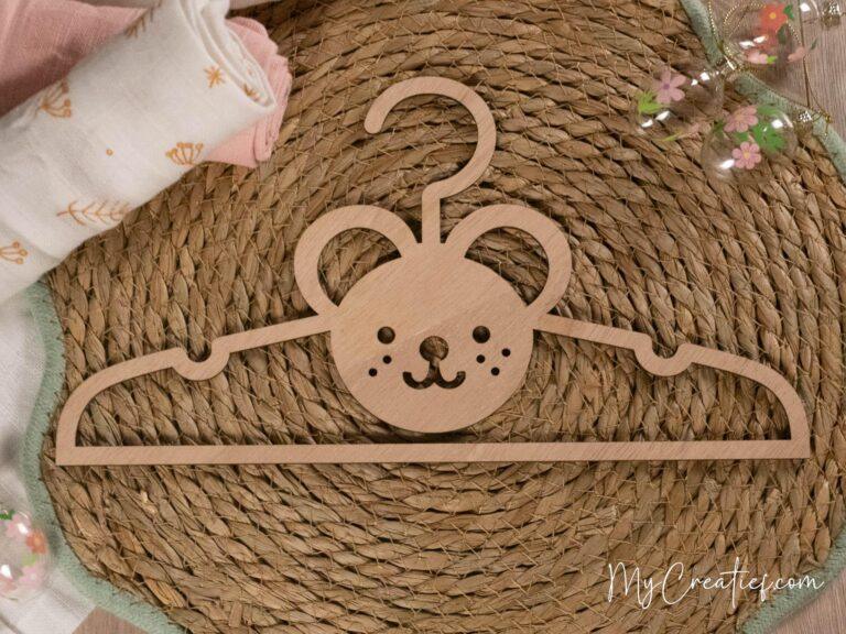 Muis, Houten babykledinghanger