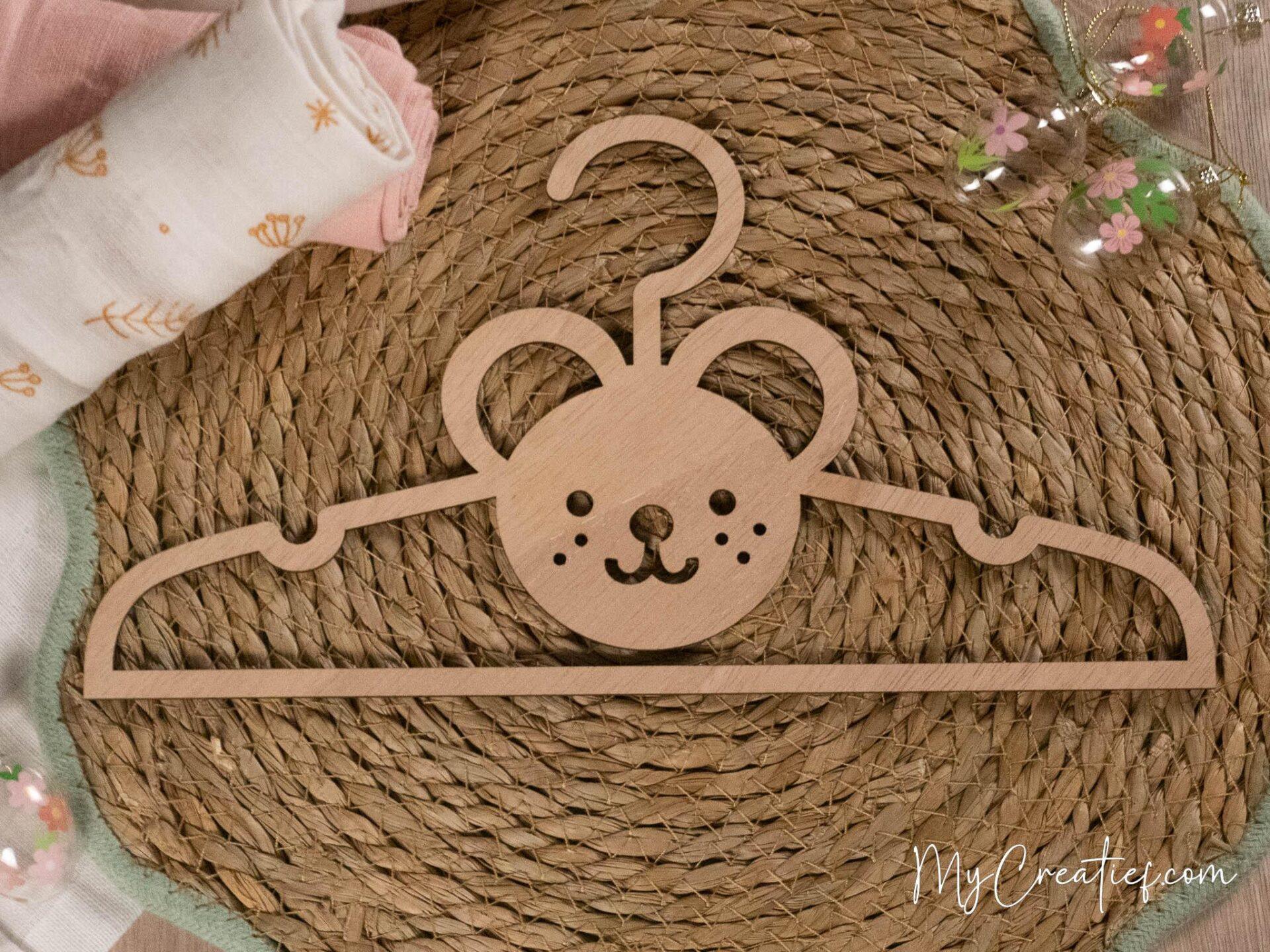 Muis, Houten babykledinghanger