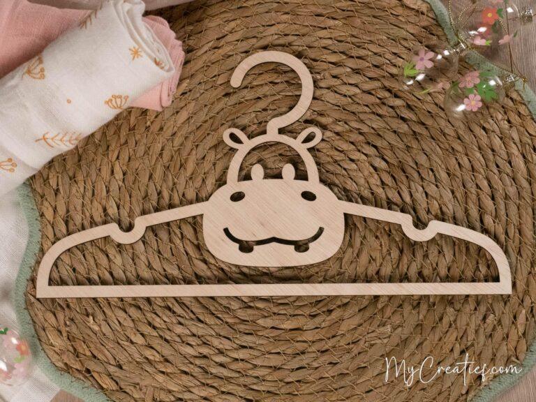Nijlpaard, Houten babykledinghanger