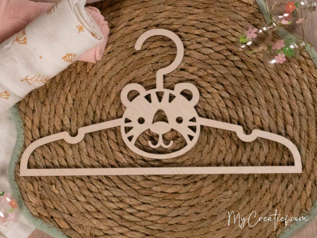 Tijger, Houten babykledinghanger