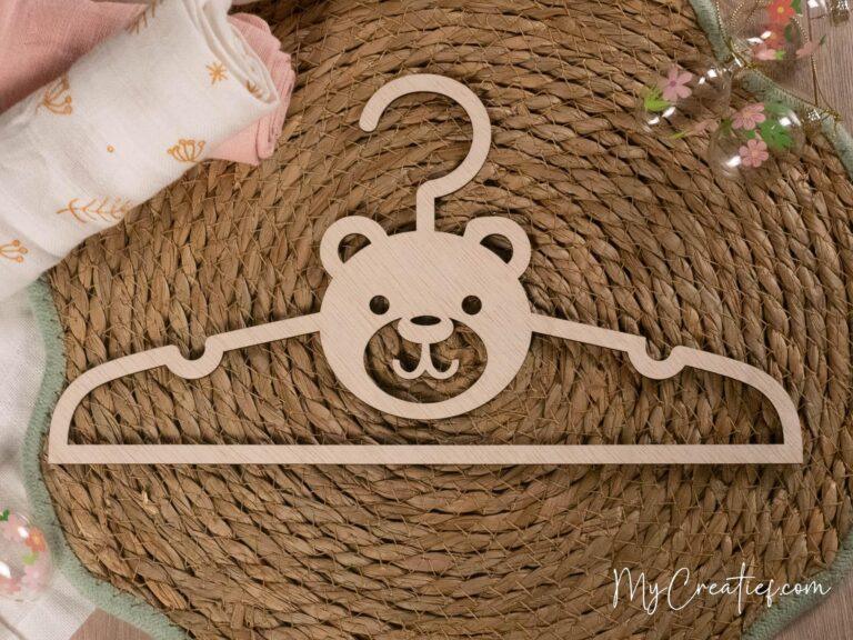 Beer, Houten babykledinghanger