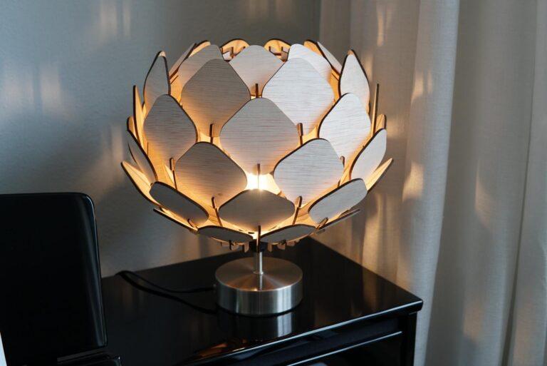 Scandinavische Dennenappel Lamp, Handgemaakt Hout met Voet