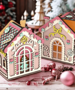 Twee houten huisjes met kleurrijke kerstdecoraties en een kerstboom zichtbaar in het raam.