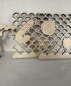 Houten decoratieve elementen met een golfpatroon en een spiraalvorm in een lichte afwerking.