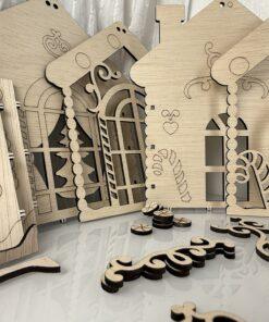 Houten decoratieve huisjes en losse onderdelen op een witte ondergrond.