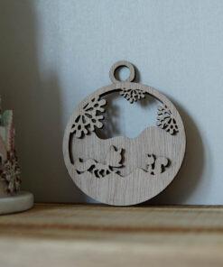 Houten ornament in de vorm van een cirkel met een winterlandschap en dierenfiguren.