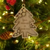 Houten ornament in de vorm van een kerstboom met ruimte voor een boodschap of naam.