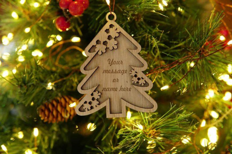 Houten ornament in de vorm van een kerstboom met ruimte voor een boodschap of naam.