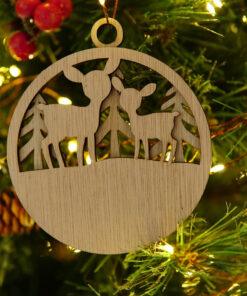 Houten ornament in de vorm van een cirkel met twee herten op een dennenboom achtergrond.