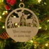 Houten kerstornament met twee herten en de tekst 'Your message or name here' in een groene dennenboom.