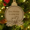Houten kerstornament met een hert en de tekst 'Your message or name here' in een dennenboom.