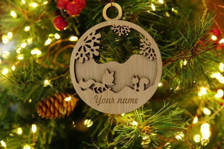 Houten kerstornament met een ontwerp van dieren en de tekst 'Your name' onderaan.