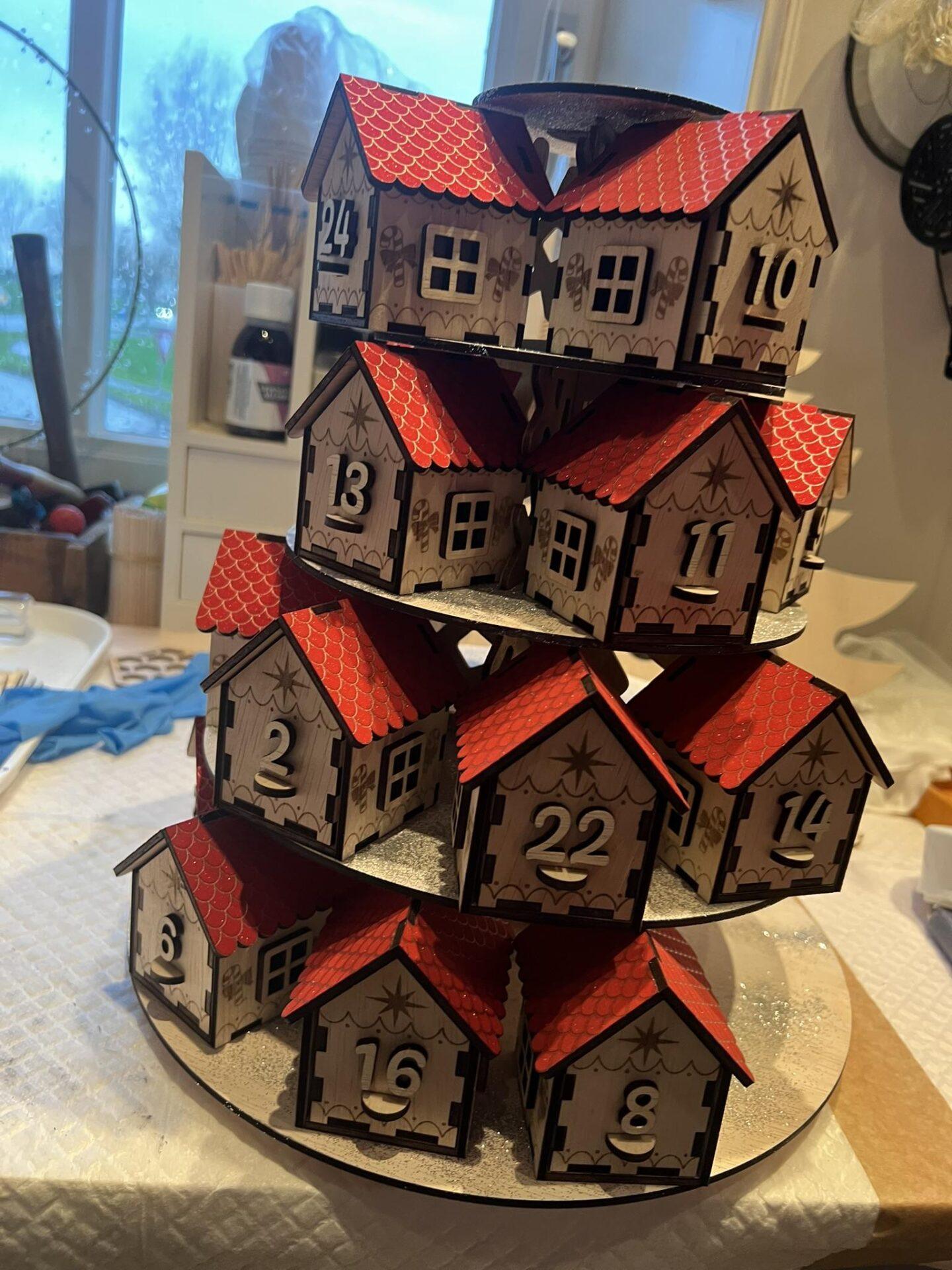 Houten Adventskalender Kerstdorp met Rode Daken - Afbeelding 4