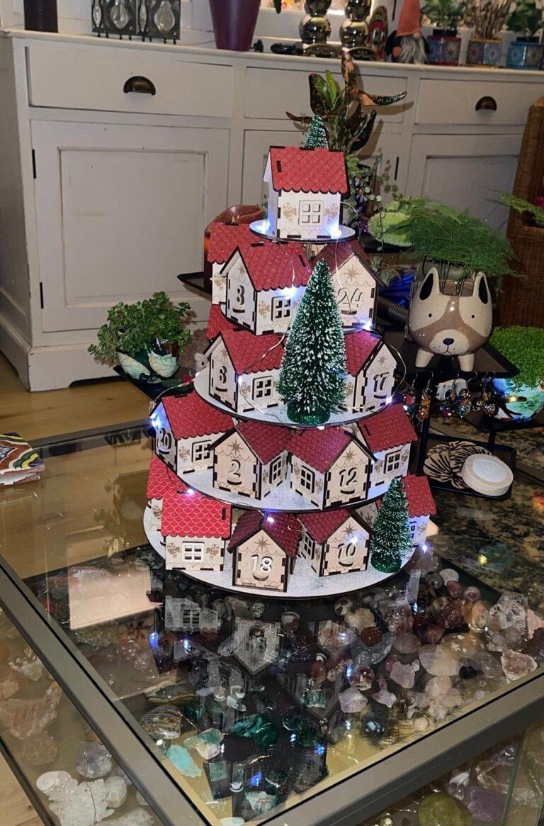 Houten Adventskalender Kerstdorp met Rode Daken