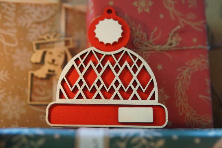 Houten kerstornament muts, rood met witte rand