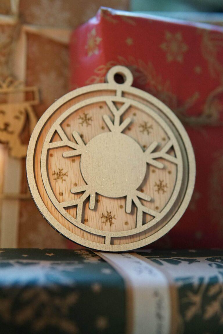 Houten kerstbal met sneeuwvlok, gepersonaliseerde gravure