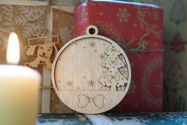 Houten kerstbal met dennenboom, handgemaakt en graveerbaar ornament