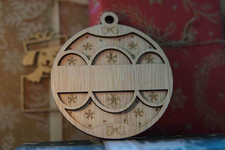Houten kerstbal met sneeuwvlokken, gepersonaliseerde kerstdecoratie