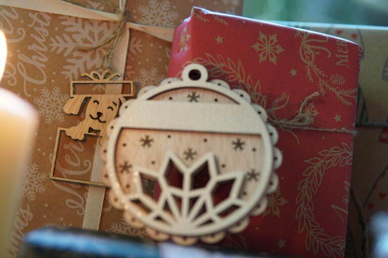 Houten kerstbal met sneeuwvlok, gepersonaliseerde kerstdecoratie