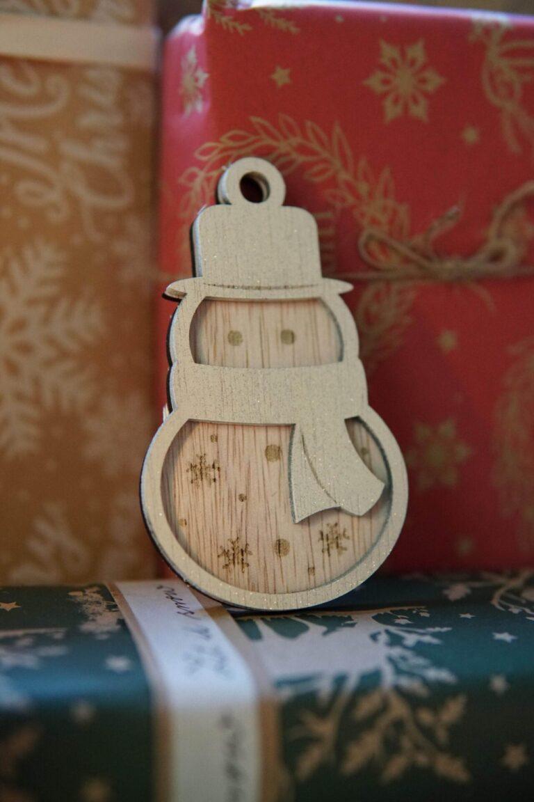 Een handgemaakt gepersonaliseerd kraamcadeau van hout, liggend op een werkbank in een atelier, met zacht natuurlijk licht dat de fijne details van het item benadrukt.