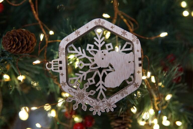 Houten hexagon kerstornament met vos, natuurgetrouwe kerstdecoratie