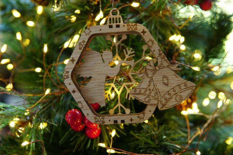 Houten hexagon kerstornament met engel, symbolische kerstdecoratie